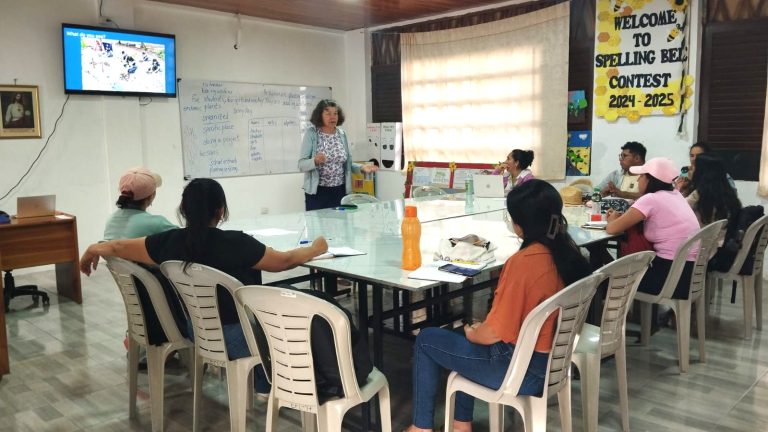 Huss-Lederman trains teachers in Galapagos